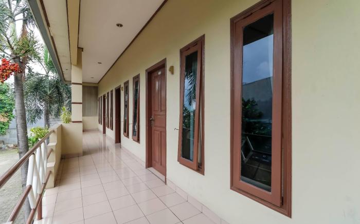 RedDoorz Plus @ Karet Pedurenan 3