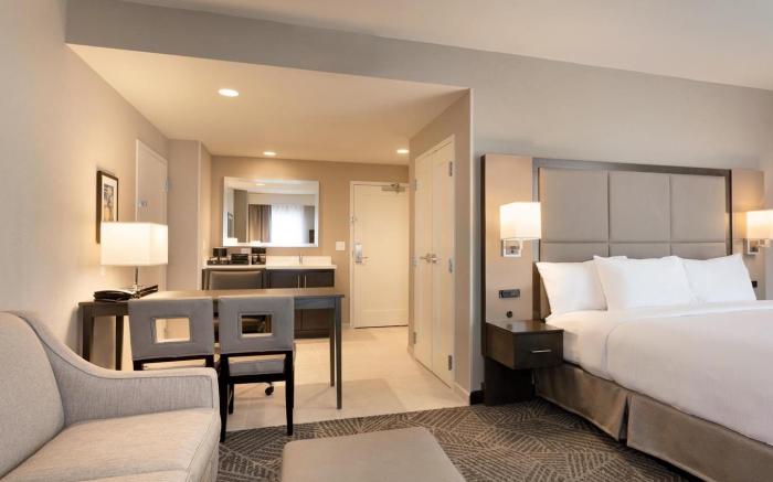 Embassy Suites by Hilton Kansas City Olathe