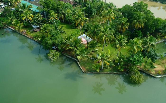 Lake n River Resort  Munroe Island