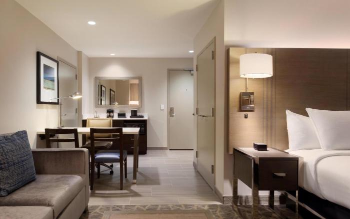 Embassy Suites by Hilton The Woodlands at Hughes landing