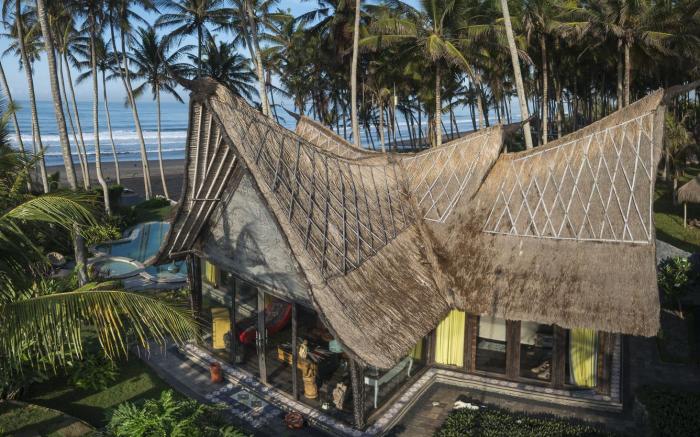 Absolute Beachfront Romantic Villa Laut