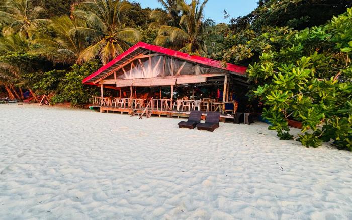 White Beach Front and Cottages Hinugtan Resort in Buruanga