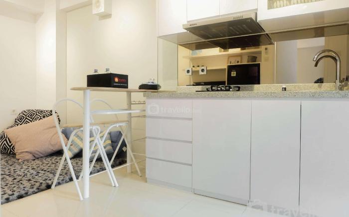 Stylish & Modern 2BR Bassura City Apt By Travelio