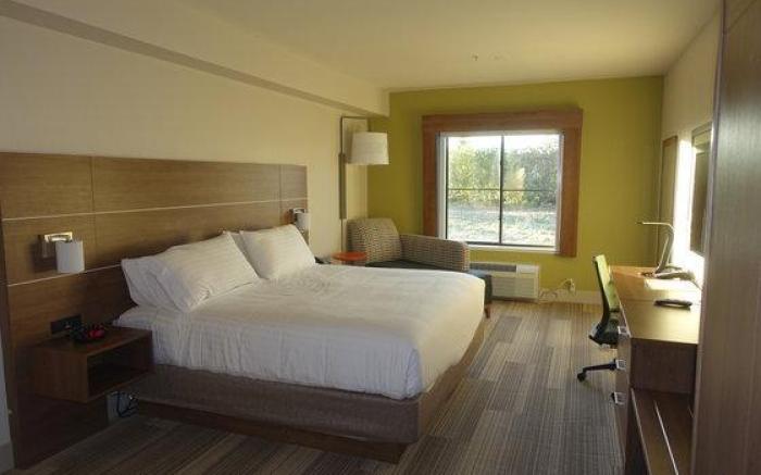 Holiday Inn Express & Suites Brentwood By IHG