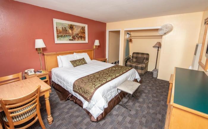 Bluebird Day Inn & Suites