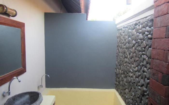 Made Taro - Menjangan Homestay