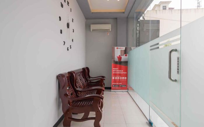 RedDoorz Plus near Millenium ICT Centre Medan 2