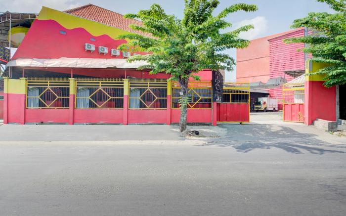 Super OYO Capital O 3198 Sukomanunggal Inn