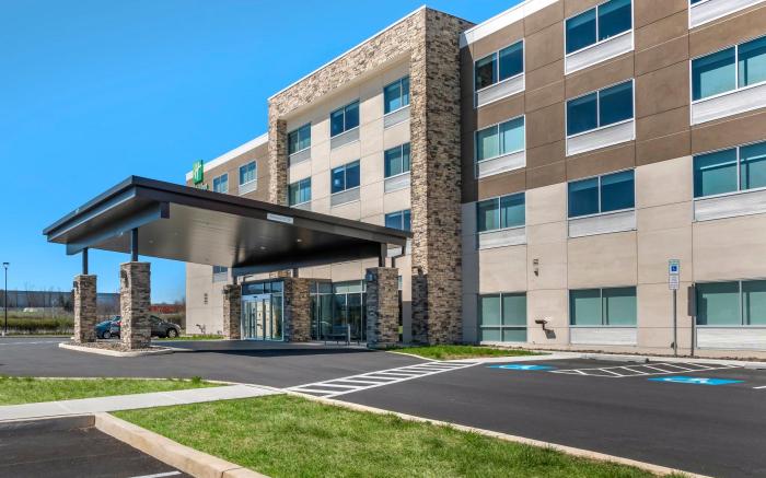 Holiday Inn Express and Suites Carlisle Southwest I-81 By IHG