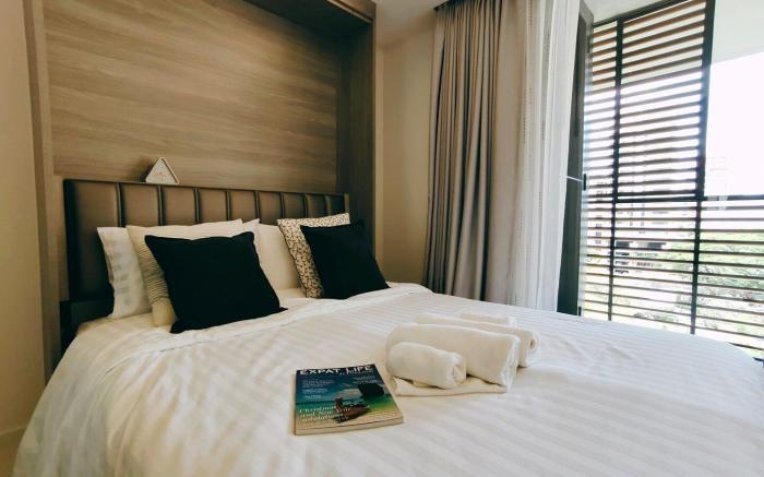 Bangkok&Pool&BTS Asoke&MRT Sukhumvit&+2B(4ppl(20)