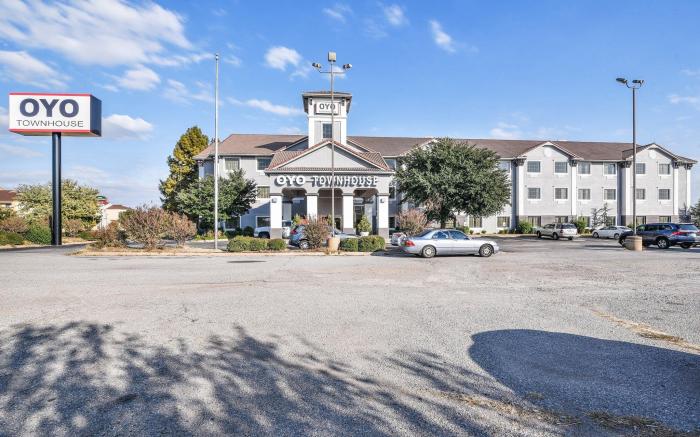OYO Townhouse Oklahoma City Airport