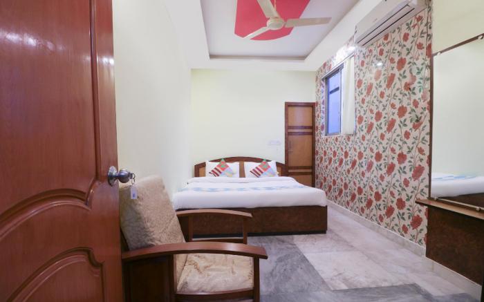 Hotel O Home Cozy Studio Collage Square Hotel Maya International Near St. Thomas's Church