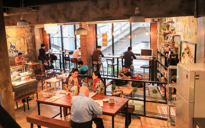 Thonglor travellers' hostel and cafe'