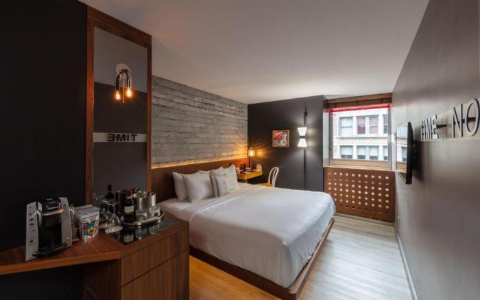 Henri on 24 Hotel Chelsea, Sonder