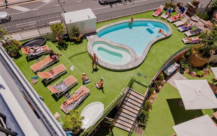Bunk Surfers Paradise - 18-35 