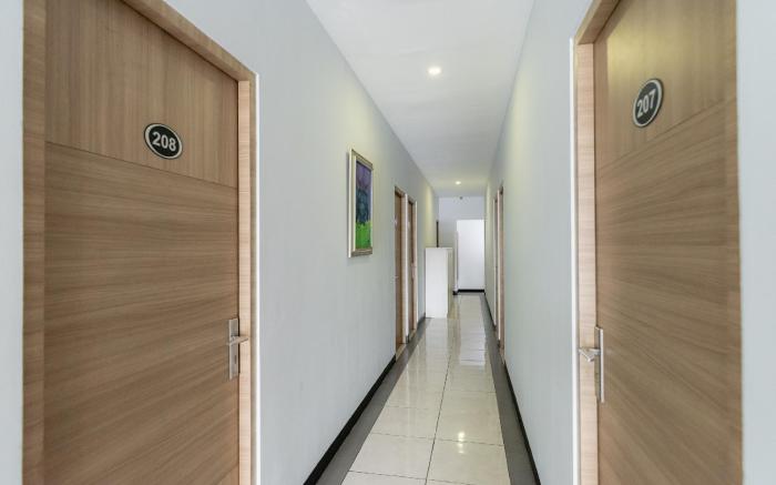 RedDoorz near Puri Indah Lippo Mall 2