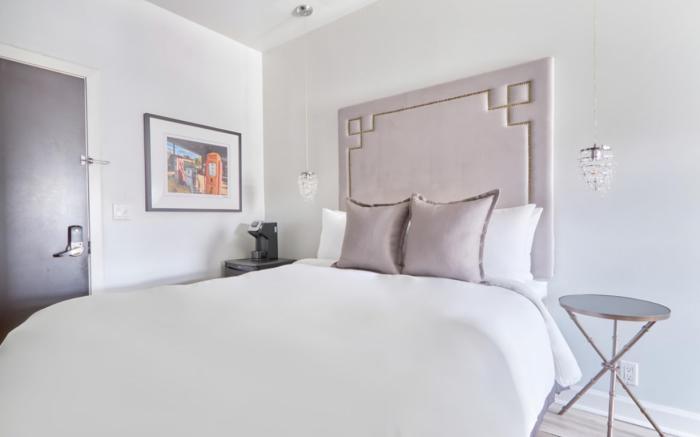 The Crescent Hotel Beverly Hills, Sonder