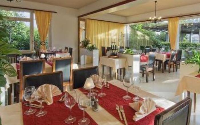 Ascona Lodge, Pool & Garden Retreat