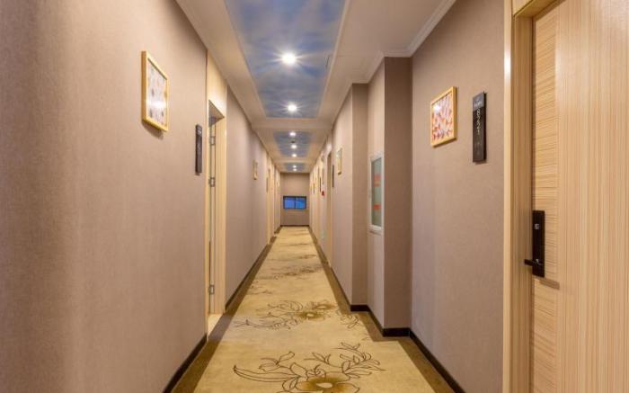 Shell Hotel Shanghai Oriental Pearl Tower Century Avenue Metro Station