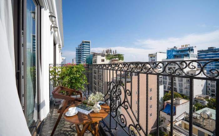 Golden Lotus Hotel Da Nang - Rooftop Bar Sea View