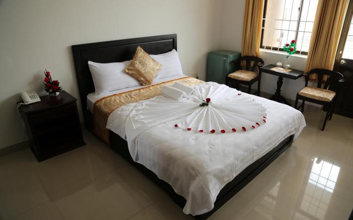 Queen Hotel Hong Bang