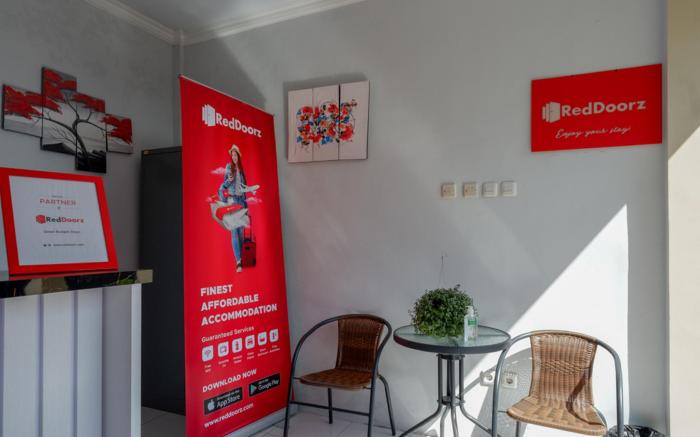 RedDoorz near Padang Golf Adisucipto