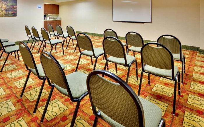 Holiday Inn Express & Suites Bradley Airport By IHG
