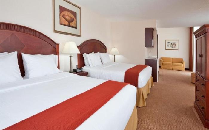 Holiday Inn Express & Suites Detroit - Farmington Hills By IHG