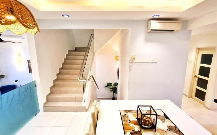 Ocean 19 Shamrock Villa Beachfront 4R5B with Pool