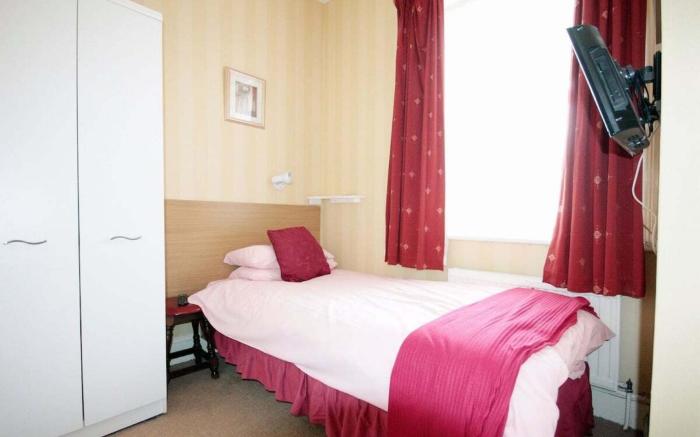 OYO Marine Parade Hotel, Eastbourne Pier