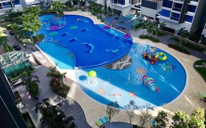 Atlantis -B13-6pax/5 mintoTown Jonker St/Pool View