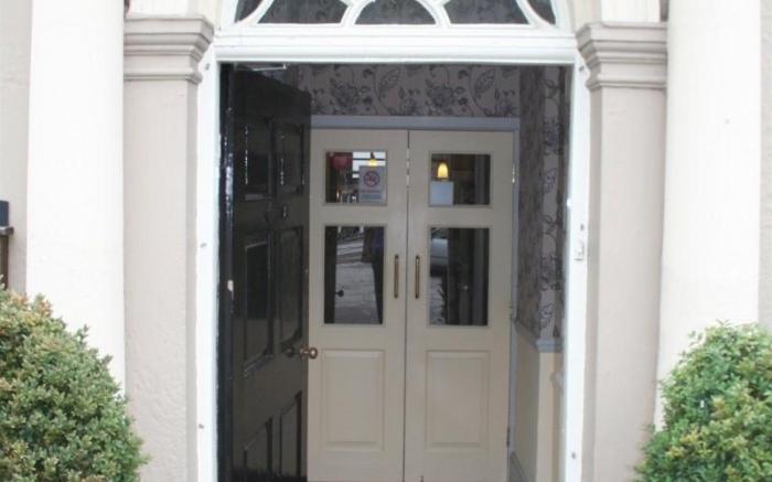 Greyhound Hotel