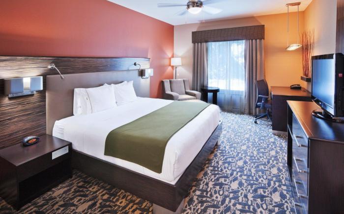 Holiday Inn Express & Suites North Dallas at Preston By IHG