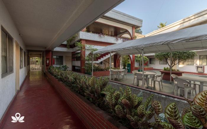 Broadway Court Apartelle