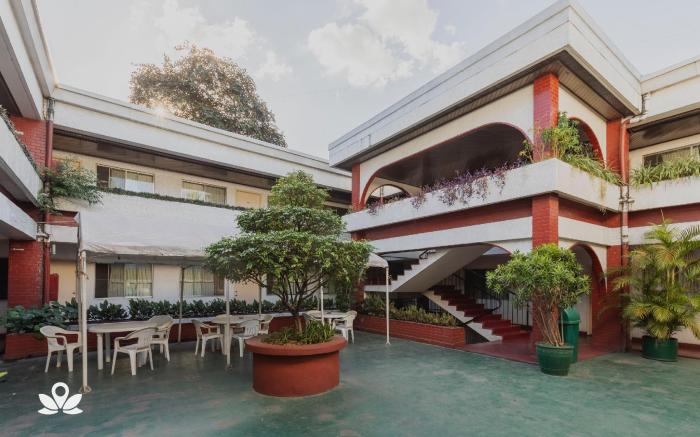 Broadway Court Apartelle