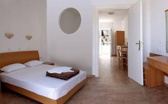 Lambis Studios & Apartments