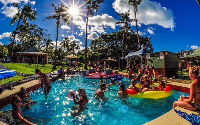 Nomads Airlie Beach Hotel