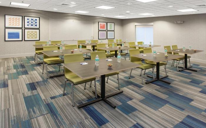 Holiday Inn Express Hotel & Suites Lake Zurich-Barrington By IHG