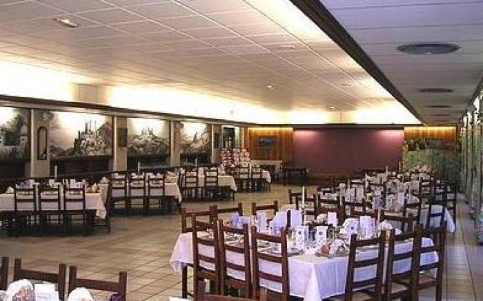 Hotel Restaurant La Creche et sa piscine interieure - Logis Hotels