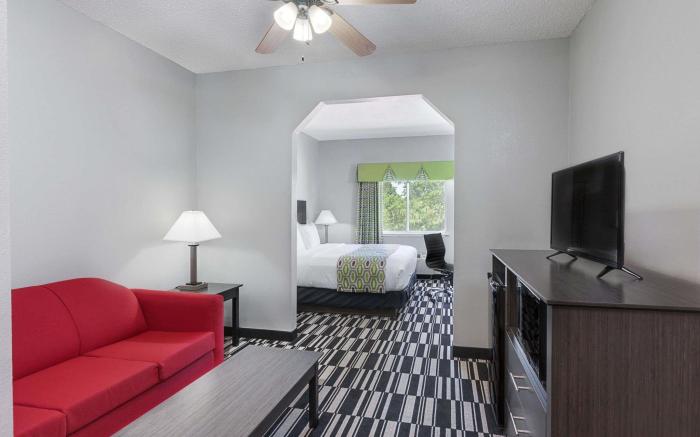 HOLIDAY INN EXPRESS AND SUITES SULPHUR SPRINGS By IHG