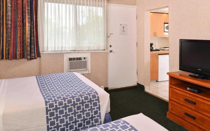 Econo Lodge Motel Village