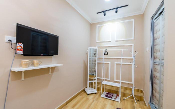 Fella Homestay Bandar Baru Uda Queen Bed 4