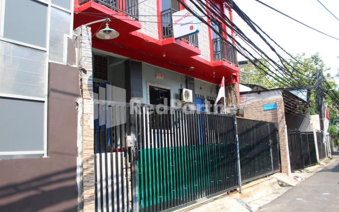 Snow White Residence near Grogol Mitra RedDoorz