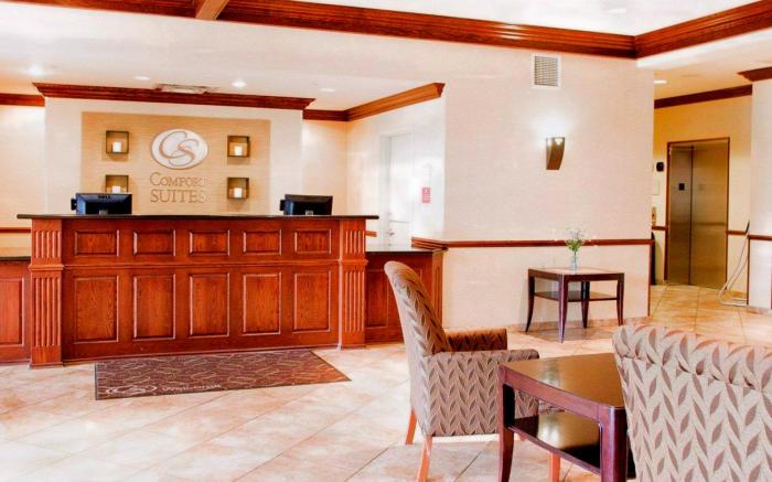 Holiday Inn Express and Suites Milwaukee NW Park Place