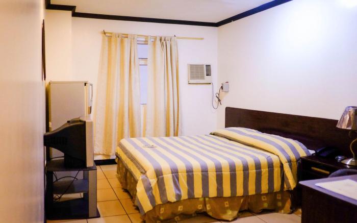 Crowne Garden Hotel