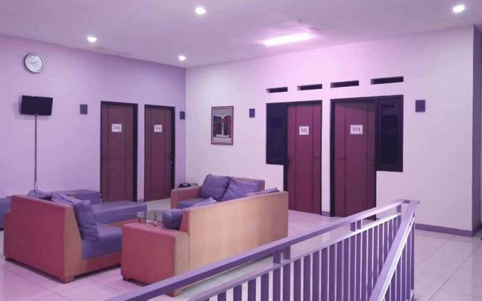 RedDoorz Syariah @ Gatot Subroto Street Bandung 4