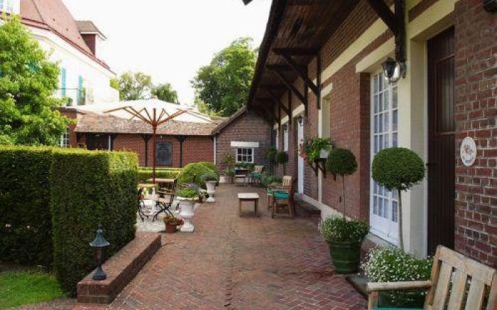 Chateau De Montreuil