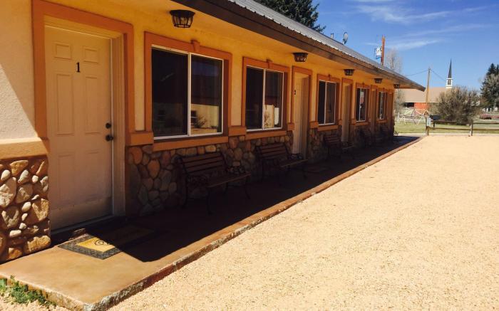 Mountain Ridge Motel and Cabins