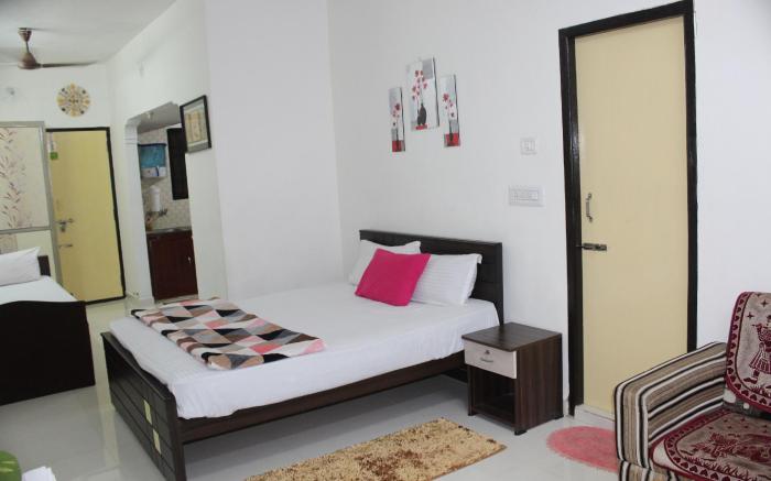 Cozy Room with Kitchen/Airport Pickup & Drop/Porur