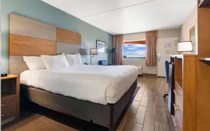 Clarion Pointe Galveston - Beachfront